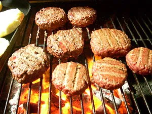 Español: Cocinando carne para hamburguesa al g... Español: Cocinando carne para hamburguesa al g...
