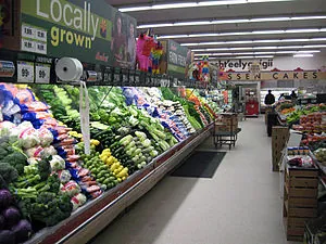 English: Produce aisle in the Bashas' grocery ... English: Produce aisle in the Bashas' grocery ...