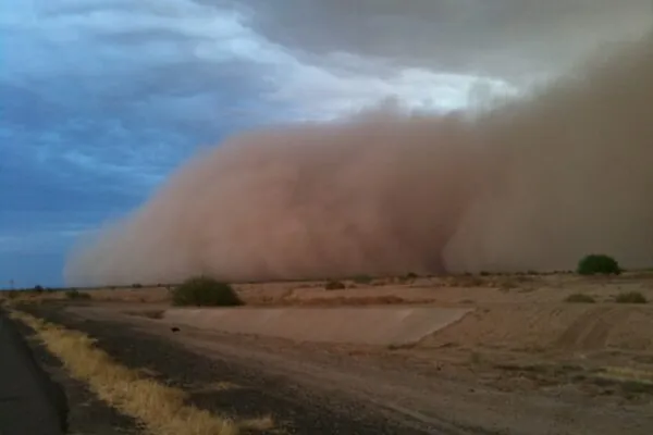 Heed the Warnings: Safety Tips For Driving When Dust Storms Approach