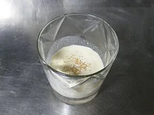 English: A glass half full of eggnog sprinkled... English: A glass half full of eggnog sprinkled...