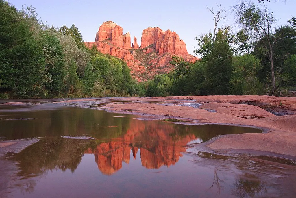 1024px-cathedral_rock_at_red_rock_crossing