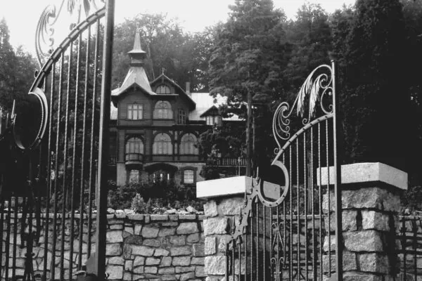 Historic Haunted Houses You Can Visit In Arizona