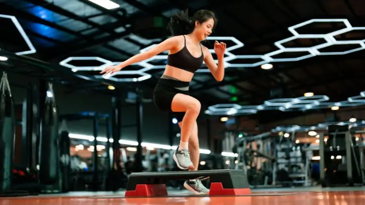Woman doing a HIIT workout at the gym