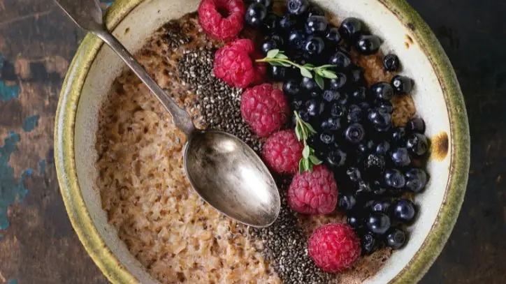 Oatmeal with chia seeds and blueberries