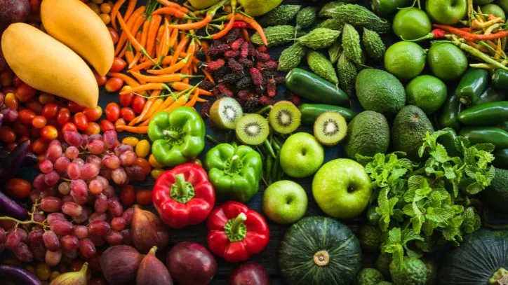 Fruits and vegatables arranged in rainbow color order